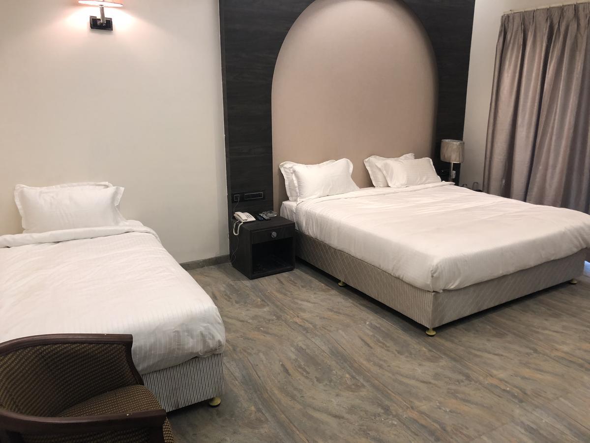 Hotel Sharanam Shegaon Exteriör bild
