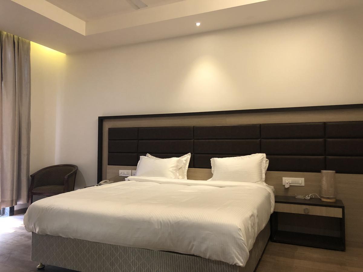Hotel Sharanam Shegaon Exteriör bild